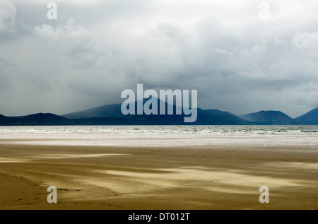 Pollice Strand, nella contea di Kerry, Irlanda. Guardando a sud attraverso la baia di Dingle verso le montagne del Ring of Kerry. Le tempeste. Foto Stock