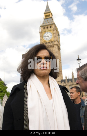 Bianca Jagger a fermare la guerra manifestazione a Londra la piazza del Parlamento come il Presidente Bush arriva Foto Stock