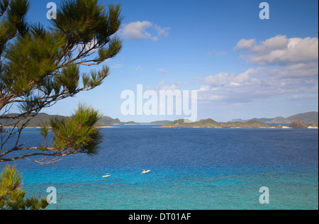 Vista di Zamami isola da Aka Isola, Kerama Islands, Okinawa, in Giappone Foto Stock