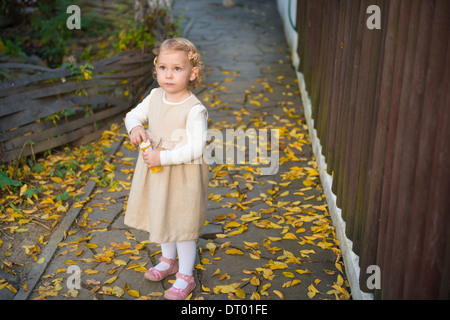 Carino bambina soffiando bolle di sapone all'aperto Foto Stock