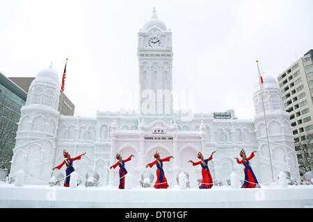 Sapporo, Giappone. 5 febbraio 2014. Sculture di ghiaccio del sultano Abdul Samad a Kuala Lumpur, Malesia, che era stato originariamente progettato nel 1894 dall'architetto A. C. Norman con tradizionale malese ballerini al primo giorno del sessantacinquesimo Sapporo Snow Festival 2014 a Sapporo, Giappone. Oltre due milioni di persone sono attesi alla settimana lungo festival. Credito: Paul Brown/Alamy Live News Foto Stock