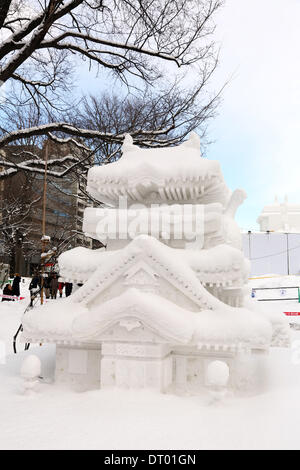 Sapporo, Giappone. 5 febbraio 2014. Sculture di ghiaccio in corrispondenza del primo giorno del sessantacinquesimo Sapporo Snow Festival 2014 a Sapporo, Giappone. Oltre due milioni di persone sono attesi alla settimana lungo festival. Credito: Paul Brown/Alamy Live News Foto Stock