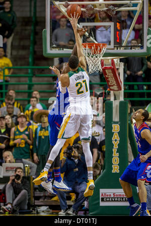 Waco, TX, Stati Uniti d'America . 04 feb 2014. Baylor Bears center Isaia Austin (21) tenta di cliente contro Kansas Jayhawks center Joel Embiid (21) in un NCAA Mens gioco di basket tra il Kansas Jayhawks e il Baylor orsi, Martedì, Febbraio4th, 2014 @ Centro Ferrell a Waco, Texas. Credito: Cal Sport Media/Alamy Live News Foto Stock