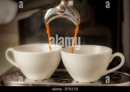 Macchina per caffè espresso l'erogazione in tazze. Foto Stock