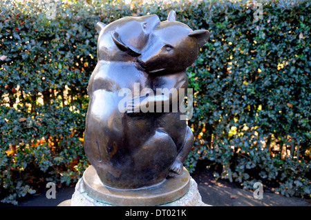 Londra, Inghilterra, Regno Unito. Due orsacchiotti Fontana, Kensington Gardens (1939) originale rubato ma sostituito con questa copia in 1970. Foto Stock