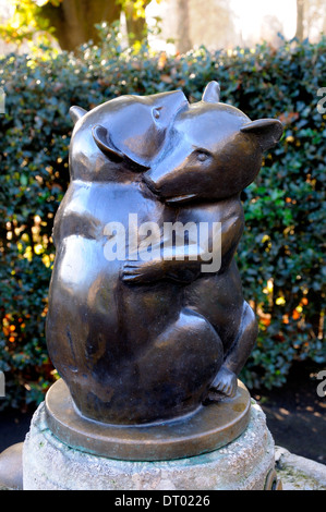 Londra, Inghilterra, Regno Unito. Due orsacchiotti Fontana, Kensington Gardens (1939) originale rubato ma sostituito con questa copia in 1970. Foto Stock