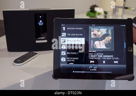 Bose wireless del sistema SoundTouch (in background) è controllata tramite le applicazioni mobili su Android o i dispositivi iOS Apple, come ad esempio questo iPad. Gli altoparlanti possono riprodurre musica in streaming da Internet così come i brani memorizzati sui computer degli utenti. Ottobre 2013 Foto Stock