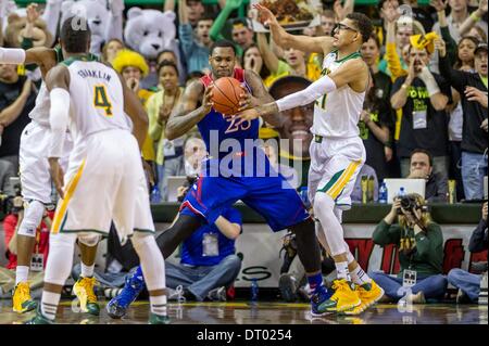 Waco, TX, Stati Uniti d'America . 04 feb 2014. Kansas Jayhawks avanti Tarik nero (25) ottiene un rimbalzo contro Baylor Bears center Isaia Austin (21).in un NCAA Mens gioco di basket tra il Kansas Jayhawks e il Baylor orsi, Martedì, Febbraio4th, 2014 @ Centro Ferrell a Waco, Texas. Credito: Cal Sport Media/Alamy Live News Foto Stock