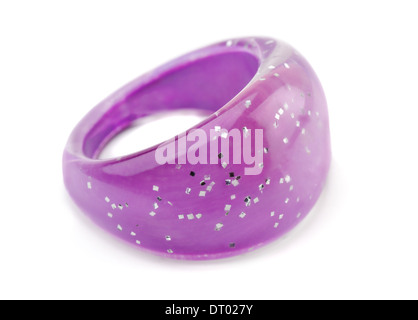 Plastica rosa dito anello isolato su bianco Foto Stock