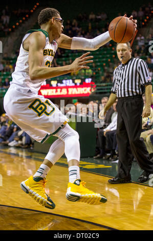 Waco, TX, Stati Uniti d'America . 04 feb 2014. Baylor Bears center Isaia Austin (21) corre giù una sfera allentati.in un NCAA Mens gioco di basket tra il Kansas Jayhawks e il Baylor orsi, Martedì, Febbraio4th, 2014 @ Centro Ferrell a Waco, Texas. Credito: Cal Sport Media/Alamy Live News Foto Stock