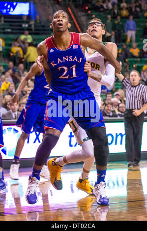 Waco, TX, Stati Uniti d'America . 04 feb 2014. Kansas Jayhawks center Joel Embiid (21) tenta di ottenere un rimbalzo contro Baylor Bears center Isaia Austin (21).in un NCAA Mens gioco di basket tra il Kansas Jayhawks e il Baylor orsi, Martedì, Febbraio4th, 2014 @ Centro Ferrell a Waco, Texas. Credito: Cal Sport Media/Alamy Live News Foto Stock