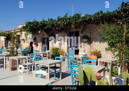 La vista del la cialoma ristorante, vecchio mare villageof marzamemi, Sicilia Foto Stock