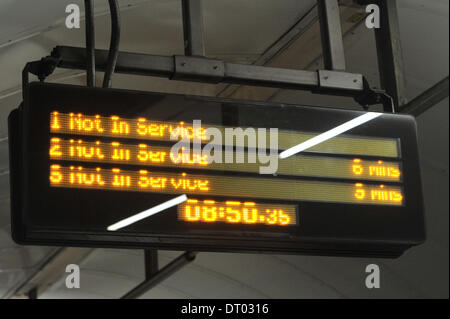 Sette sorelle, Londra, Regno Unito. 5 febbraio 2014. La linea di Victoria è in funzione un servizio ridotto nel centro di Londra il primo giorno dello sciopero. Credito: Matteo Chattle/Alamy Live News Foto Stock