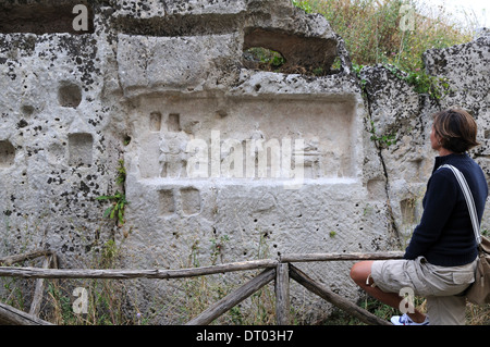 Il bassorilievo nel sito archeologico di akrai vicino a Palazzolo Acreide, Sicilia Foto Stock