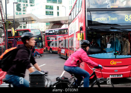 Londra, UK . 05 feb 2014. I ciclisti passano gli autobus Credito: Rachel Megawhat/Alamy Live News Foto Stock