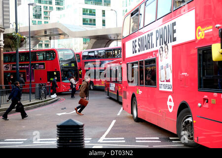 Londra, UK . 05 feb 2014. Gli autobus in ingorghi di traffico alla Vauxhall Credito: Rachel Megawhat/Alamy Live News Foto Stock