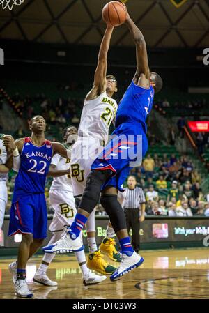 Waco, TX, Stati Uniti d'America . 04 feb 2014. Baylor Bears center Isaia Austin (21) e Kansas Jayhawks center Joel Embiid (21) lotta per un rimbalzo in un NCAA Mens gioco di basket tra il Kansas Jayhawks e il Baylor orsi, Martedì, Febbraio4th, 2014 @ Centro Ferrell a Waco, Texas. Credito: Cal Sport Media/Alamy Live News Foto Stock