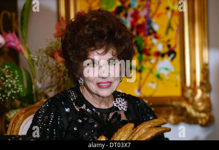 Il centro di Berlino, Germania. 04 feb 2014. Attrice italiana Gina Lollobrigida è raffigurato in una galleria nel centro di Berlino, Germania, 04 febbraio 2014. Fashion designer Harald Gloeoeckler invitati Lollobrigida per un ricevimento tenuto in occasione del loro 20 anni di amicizia duratura. Foto: Jens KALAENE/dpa/Alamy Live News Foto Stock