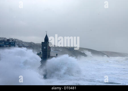 Porthleven, Cornwall, Regno Unito . 05 feb 2014. La chiesa a Porthleven è inghiottito dalle onde durante alta venti la mattina di mercoledì 5 febbraio 2014. Credito: Patrick Campbell/Alamy Live News Foto Stock