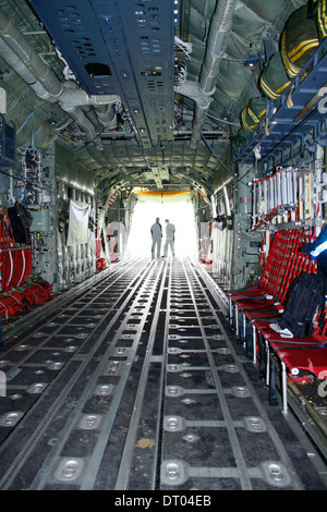 Creative immagine interiore di C130 velivoli da carico militari con il cargo bay porta aperta che mostra tutta la sua lunghezza Foto Stock