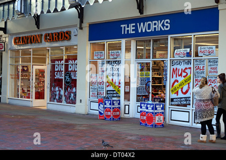 Negozianti Clinton Cards & le opere con una massiccia liquidazione stock vendita in Worthing West Sussex Regno Unito Foto Stock