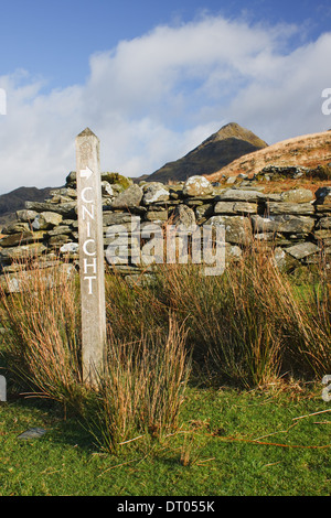 Un sentiero segno rivolto verso la montagna di Cnicht nel Moelwynion montagne del Parco Nazionale di Snowdonia, Galles Foto Stock