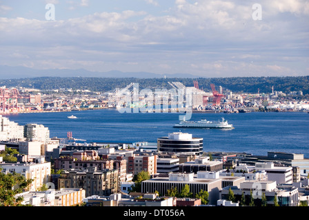 Seattle, Stati Uniti d'America, Agosto 2012. Affacciato sul centro cittadino e Elliot Bay, il porto e il trafficato porto, vista da Kerry Park, Queen Anne hill. Foto Stock