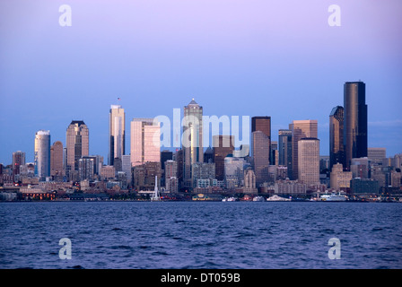 Downtown Seattle grattacieli visti attraverso Elliott Bay da Alki al crepuscolo, West Seattle, Stati Uniti d'America Foto Stock