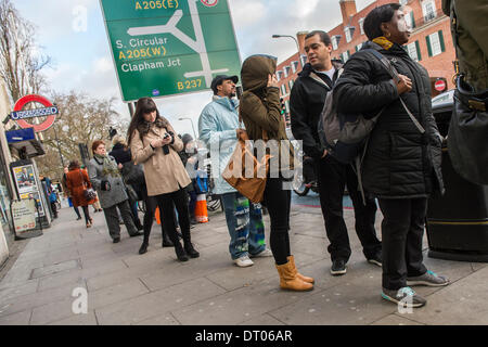 Londra, UK . 05 feb 2014. La 48 ore di sciopero sulla metropolitana di Londra provoca interruzioni per pendolari in Clapham area. Ci sono lunghe code di attesa per gli autobus, il traffico è snarled up e le persone sono costrette a camminare da Clapham South a Clapham Common stazione, dove essi possono accedere ancora operativa linea del Nord. Clapham Common, Londra, Regno Unito 05 Feb 2014. Credito: Guy Bell/Alamy Live News Foto Stock