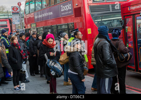 Londra, UK . 05 feb 2014. La 48 ore di sciopero sulla metropolitana di Londra provoca interruzioni per pendolari in Brixton. Ci sono lunghe code di attesa per gli autobus e il traffico è snarled-up. Brixton, London, Regno Unito 05 Feb 2014. Credito: Guy Bell/Alamy Live News Foto Stock