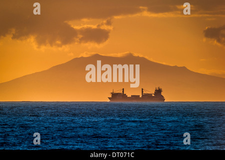 Nave con il sole di mezzanotte, ghiacciaio Snaefellsjokull nella distanza, Reykjavik, Islanda Foto Stock
