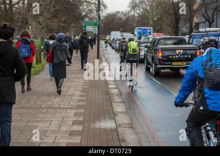 Londra, UK . 05 feb 2014. La 48 ore di sciopero sulla metropolitana di Londra provoca interruzioni per pendolari in Clapham area. Ci sono lunghe code di attesa per gli autobus, il traffico è snarled up e le persone sono costrette a camminare da Clapham South a Clapham Common stazione, dove essi possono accedere ancora operativa linea del Nord. Clapham Common, Londra, Regno Unito 05 Feb 2014. Credito: Guy Bell/Alamy Live News Foto Stock