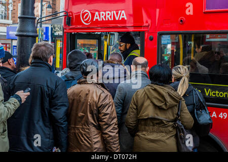 Londra, UK . 05 feb 2014. La 48 ore di sciopero sulla metropolitana di Londra provoca interruzioni per pendolari in Brixton. Ci sono lunghe code di attesa per gli autobus e il traffico è snarled-up. Brixton, London, Regno Unito 05 Feb 2014. Credito: Guy Bell/Alamy Live News Foto Stock