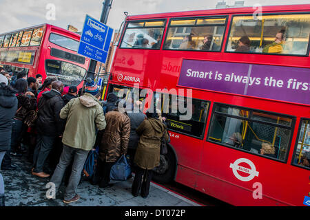 Londra, UK . 05 feb 2014. La 48 ore di sciopero sulla metropolitana di Londra provoca interruzioni per pendolari in Brixton. Ci sono lunghe code di attesa per gli autobus e il traffico è snarled-up. Brixton, London, Regno Unito 05 Feb 2014. Credito: Guy Bell/Alamy Live News Foto Stock