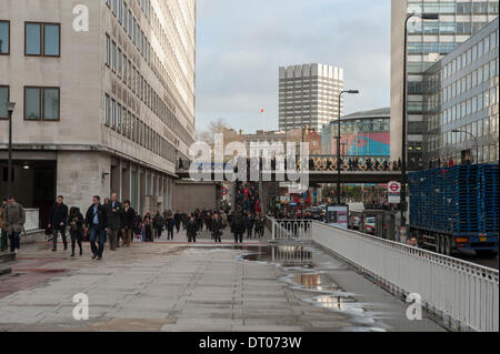 Londra, Regno Unito. 5 febbraio, 2014. Pendolari a piedi dalla stazione di Waterloo verso il west end come molti treni della metropolitana sono sospesi durante lo sciopero sul tubo di credito di rete: Malcolm Park editoriale/Alamy Live News Foto Stock