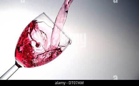Bicchiere di vino che viene colato. Foto Stock