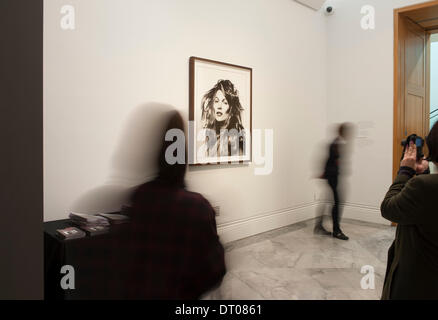 National Portrait Gallery di Londra UK. 5 febbraio, 2014. Premere il tasto View - Esposizione del punto di riferimento del lavoro di David Bailey si apre il 6 febbraio fino al 1 giugno, sponsorizzato da Hugo Boss.oltre 300 ritratti, molti iconico, comprese camere dedicato ai Rolling Stones, Bailey's viaggi e icone della moda e delle arti. Questa immagine di Kate Moss da David Bailey, 2013. Le immagini sono per premere/solo uso editoriale. Credito: Malcolm Park editoriale/Alamy Live News Foto Stock