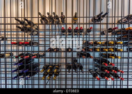 Le bottiglie di vino su un rack in un ristorante, Reykjavik Islanda Foto Stock