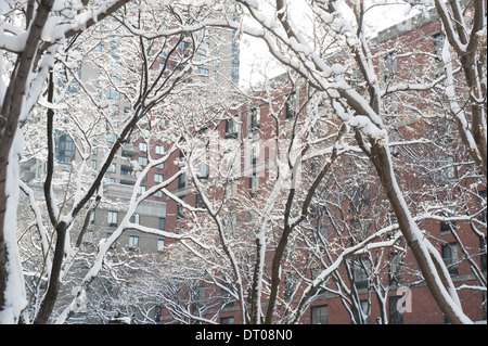 Appartamento edifici, alberi e neve sul Rettore luogo in Battery Park City, un quartiere di Manhattan. Foto Stock