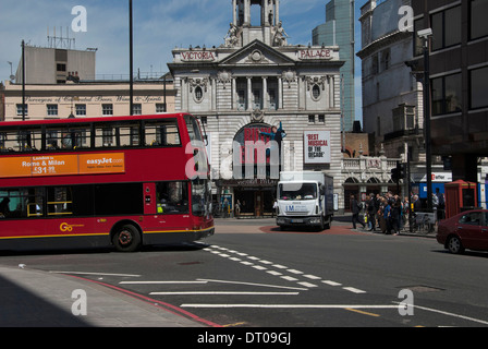 London bus rosso a due piani che passa di fronte al Victoria Palace Theatre, Victoria Street. Foto Stock
