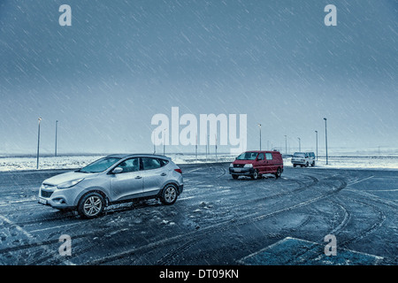 Auto in parcheggio durante una giornata nevosa, Hrutafjordur fiordo, Islanda. Foto Stock