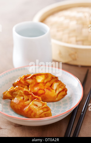 Cucinato dim somme gnocchi Cinesi con la salsa di soia Foto Stock