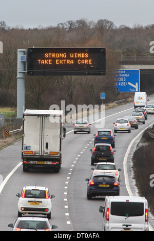 Vento forte segno di avvertimento sulla M11 Autostrada vicino a Cambridge Foto Stock