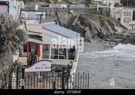 Plymouth,Devon, Regno Unito, 05 febbraio, 2014. Le difficili condizioni atmosferiche ha colpito la Plymouth Hoe, male danni building & business lungo la Plymouth Hoe. Il Wok umido gravemente danneggiato. Non sembra esservi alcun termine per il maltempo con forti venti previsioni per il fine settimana. Credito: Sean Hernon/Alamy Live News Foto Stock