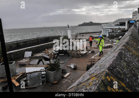 Plymouth,Devon, Regno Unito, 05 febbraio, 2014. Le difficili condizioni atmosferiche ha colpito la Plymouth Hoe, male danni building & business lungo la Plymouth Hoe. Waterfront Bar. Non sembra esservi alcun termine per il maltempo con forti venti previsioni per il fine settimana. Credito: Sean Hernon/Alamy Live News Foto Stock