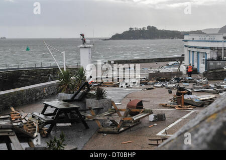 Plymouth,Devon, Regno Unito, 05 febbraio, 2014. Le difficili condizioni atmosferiche ha colpito la Plymouth Hoe, male danni building & business lungo la Plymouth Hoe. Waterfront Bar. Non sembra esservi alcun termine per il maltempo con forti venti previsioni per il fine settimana. Credito: Sean Hernon/Alamy Live News Foto Stock