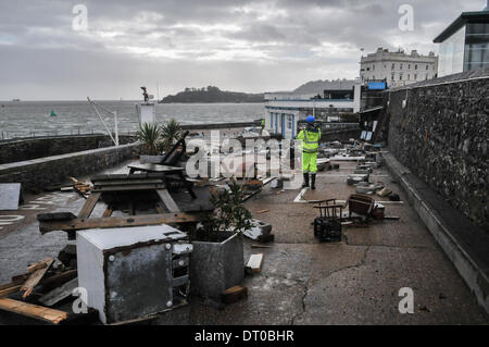 Plymouth,Devon, Regno Unito, 05 febbraio, 2014. Le difficili condizioni atmosferiche ha colpito la Plymouth Hoe, male danni building & business lungo la Plymouth Hoe. Waterfront Bar. Non sembra esservi alcun termine per il maltempo con forti venti previsioni per il fine settimana. Credito: Sean Hernon/Alamy Live News Foto Stock