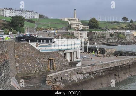 Plymouth,Devon, Regno Unito, 05 febbraio, 2014. Le difficili condizioni atmosferiche ha colpito la Plymouth Hoe, male danni building & business lungo la Plymouth Hoe. Waterfront Bar. Non sembra esservi alcun termine per il maltempo con forti venti previsioni per il fine settimana. Credito: Sean Hernon/Alamy Live News Foto Stock