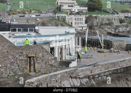 Plymouth,Devon, Regno Unito, 05 febbraio, 2014. Le difficili condizioni atmosferiche ha colpito la Plymouth Hoe, male danni building & business lungo la Plymouth Hoe. Waterfront Bar. Non sembra esservi alcun termine per il maltempo con forti venti previsioni per il fine settimana. Credito: Sean Hernon/Alamy Live News Foto Stock