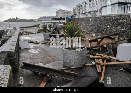 Plymouth,Devon, Regno Unito, 05 febbraio, 2014. Le difficili condizioni atmosferiche ha colpito la Plymouth Hoe, male danni building & business lungo la Plymouth Hoe. Waterfront Bar. Non sembra esservi alcun termine per il maltempo con forti venti previsioni per il fine settimana. Credito: Sean Hernon/Alamy Live News Foto Stock